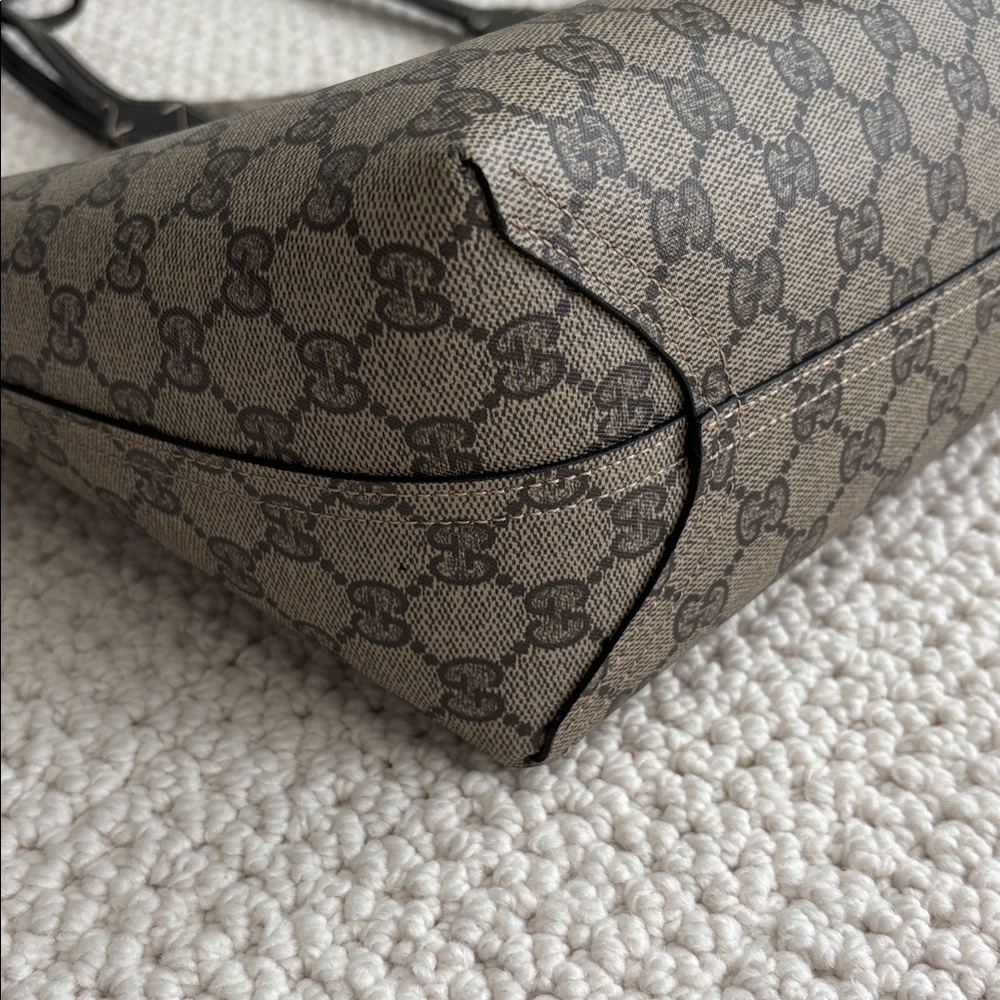 Gucci Beige and Black Signature Reversible Tote - Picture 7 of 15